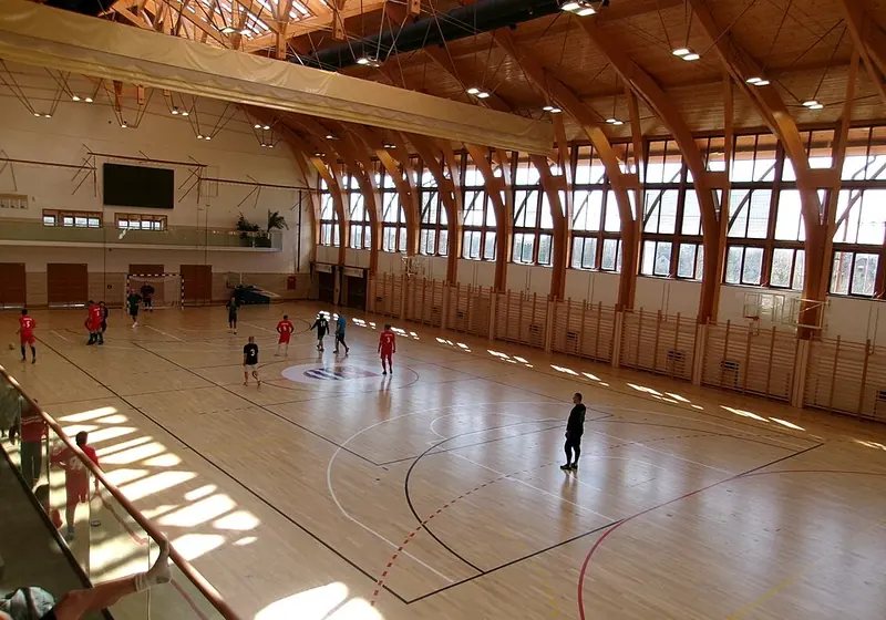 Indendørs futsalkamp i idrætshal med parketgulv